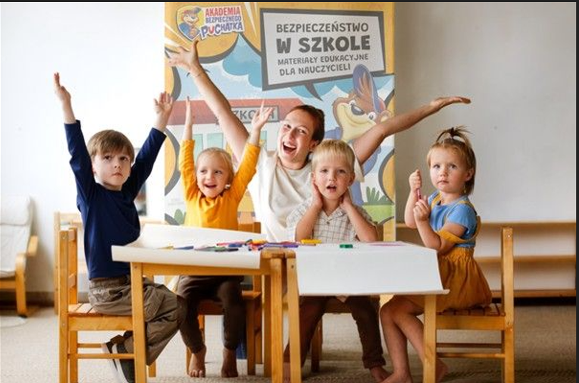 Mądrzej, pewniej, RAZEM! Trwają zapisy do Akademii Bezpiecznego Puchatka - jednego z największych bezpłatnych programów edukacyjnych w Polsce Mądrzej, pewniej, RAZEM! Trwają zapisy do Akademii Bezpiecznego Puchatka - jednego z największych bezpłatnych programów edukacyjnych w Polsce
