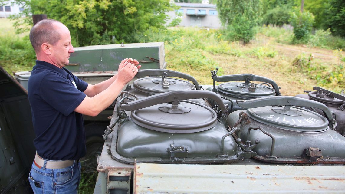 Magazyn AMW w Kraśniku. Do kupienia m.in. kombinezony lotnicze, latarki, honkery i stary
