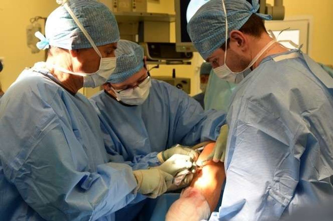 „Magik skalpela” operuje pacjentów w Łęcznej