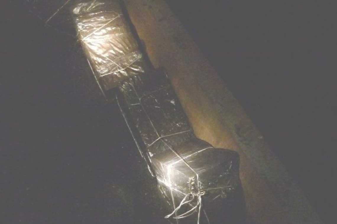 \"Magnaty\" przemytnicy ukryli pod węglowym miałem