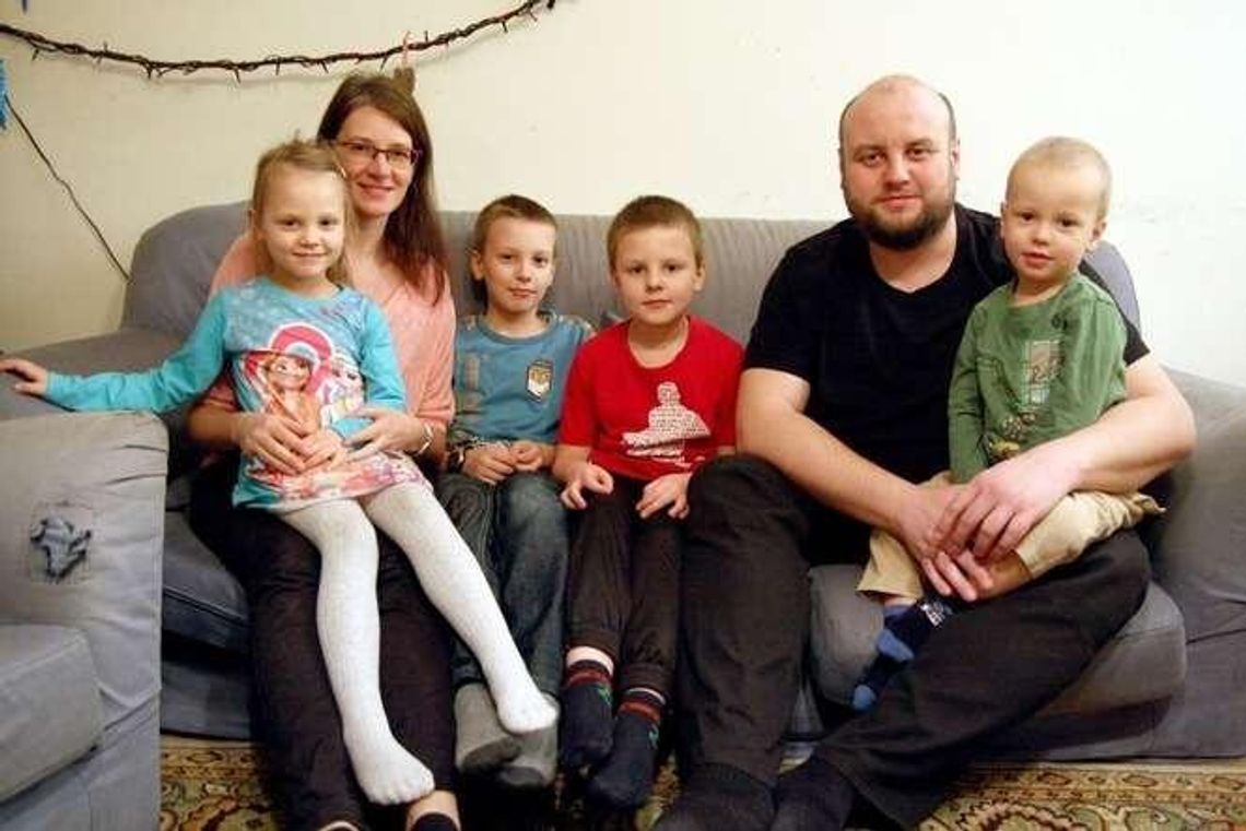 Mają czwórkę dzieci i utrzymują się tylko z pensji męża. "500+ to ogromna pomoc" Mają czwórkę dzieci i utrzymują się tylko z pensji męża. "500+ to ogromna pomoc"