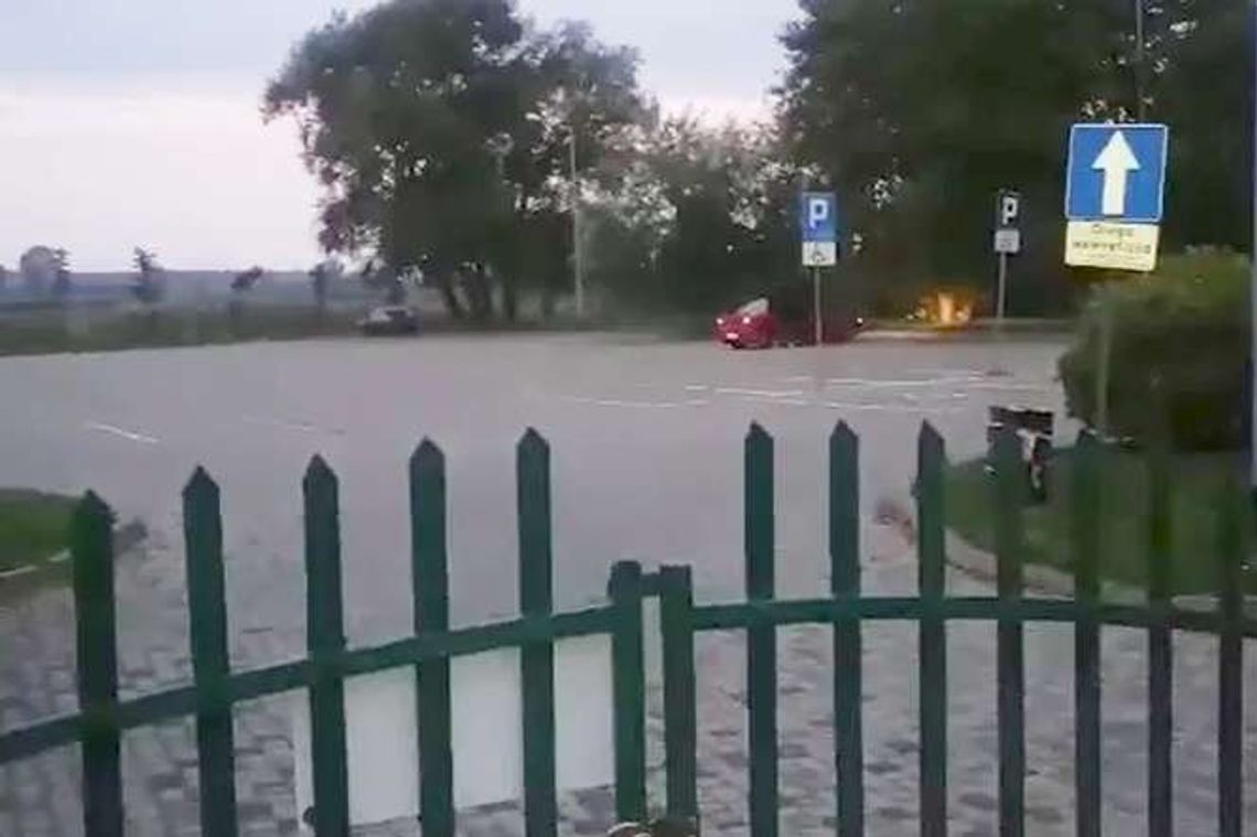 Mają dość palenia gumy pod oknami. "To jest nie do wytrzymania"