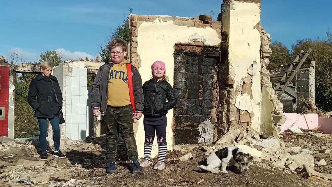 Mają dwójkę dzieci, chcą dla nich odbudować spalony dom