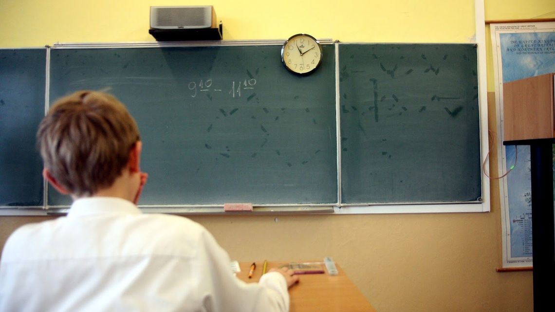 "Mając trzy fakultety zarabiam mniej niż gdybym pracowała na kasie w sklepie". Kiedy będzie strajk nauczycieli?