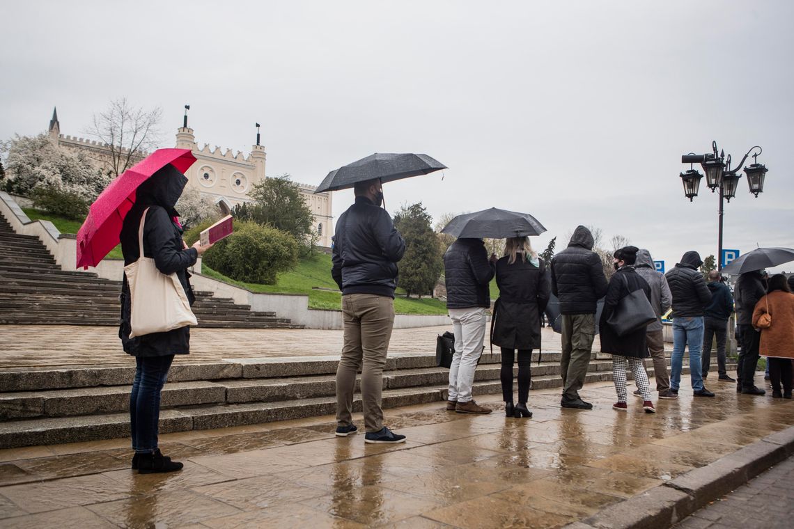 Majówka w kolejce po szczepionkę. To nie koniec akcji na placu Zamkowym