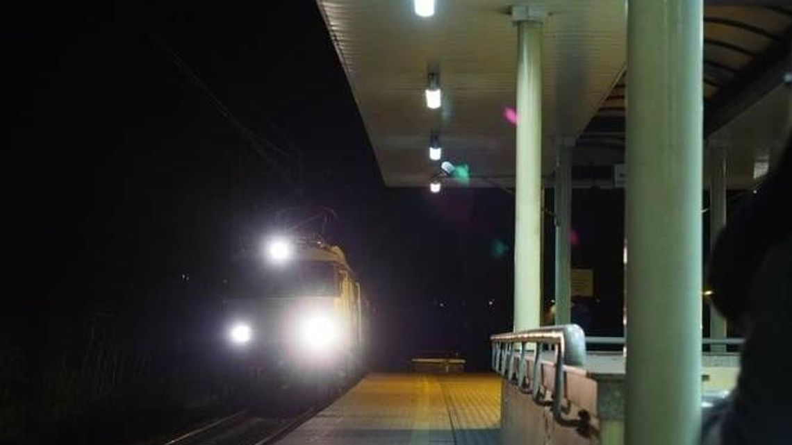 Makabra w pociągu. Nożownik groził matce z dzieckiem Makabra w pociągu. Nożownik groził matce z dzieckiem