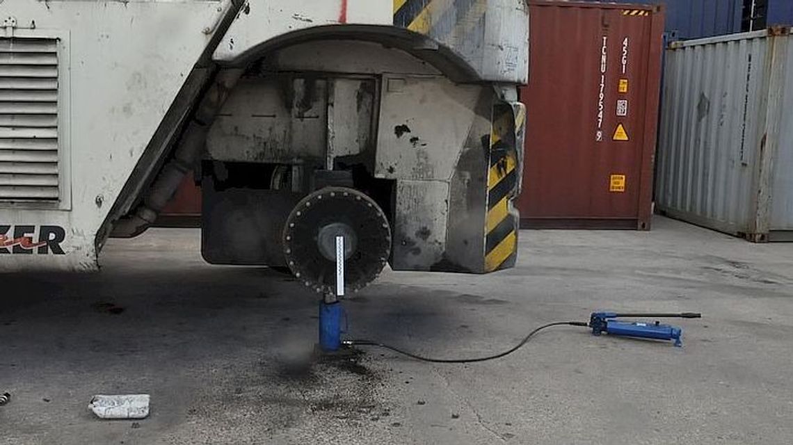 Makabryczny wypadek przy pracy. Z maszyny zerwało się koło i zabiło pracownika