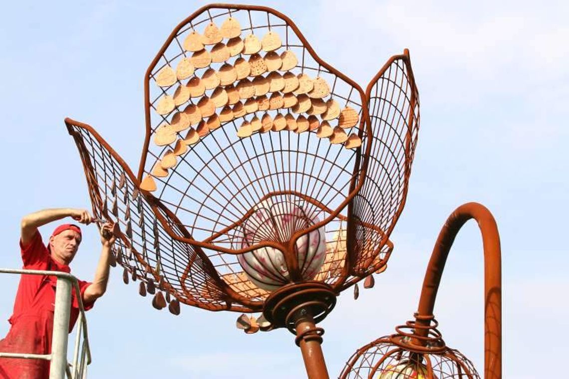Maki na Czubach. Trwa montowanie płatków