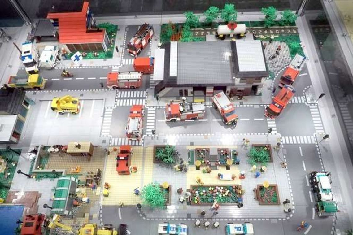Makieta PRL i zburzenie Muru Berlińskiego zbudowane z klocków LEGO. Wystawa już w Lublinie