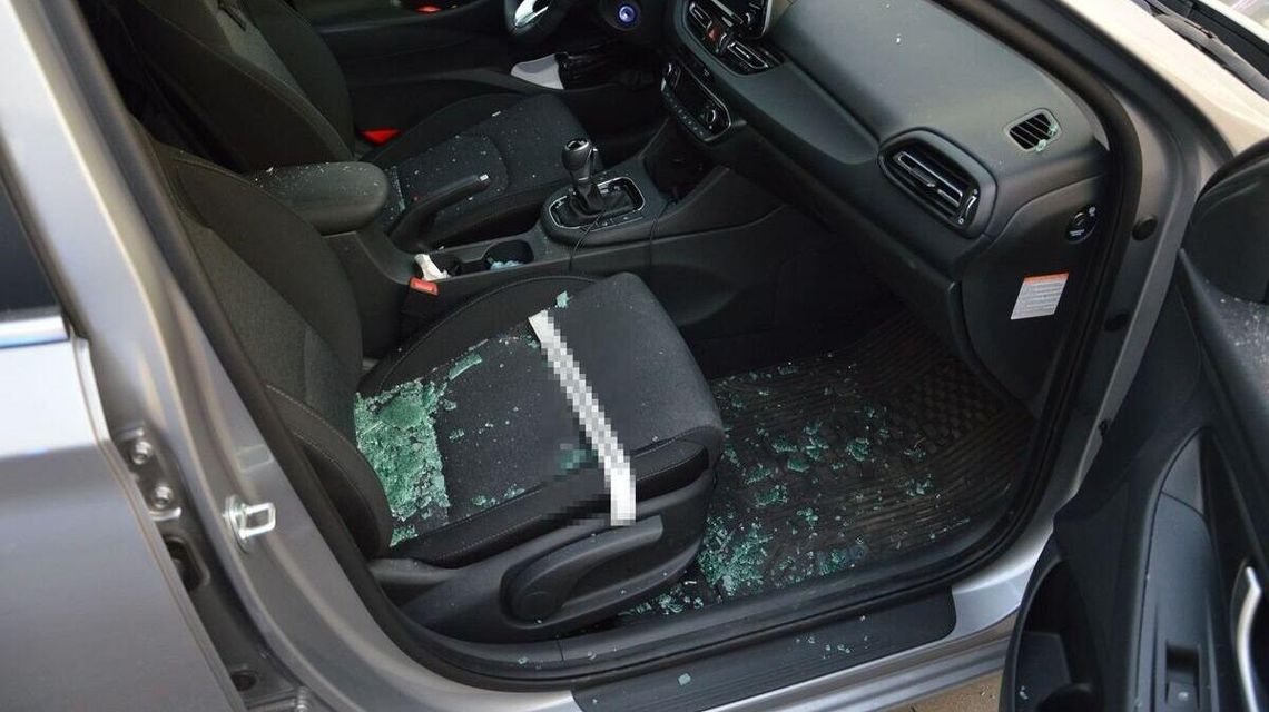 Mała dziewczynka zamknięta w nagrzanym samochodzie. Rodzice byli na zakupach