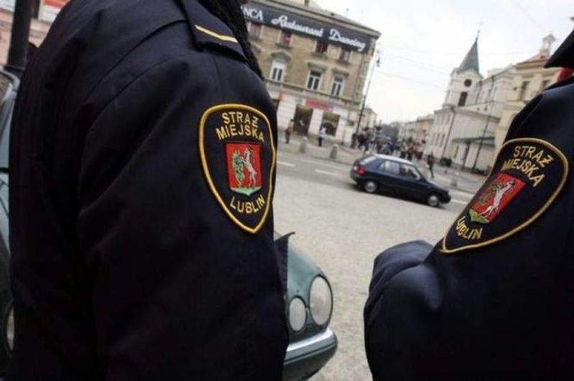 Mała kolejka po mundury strażników miejskich