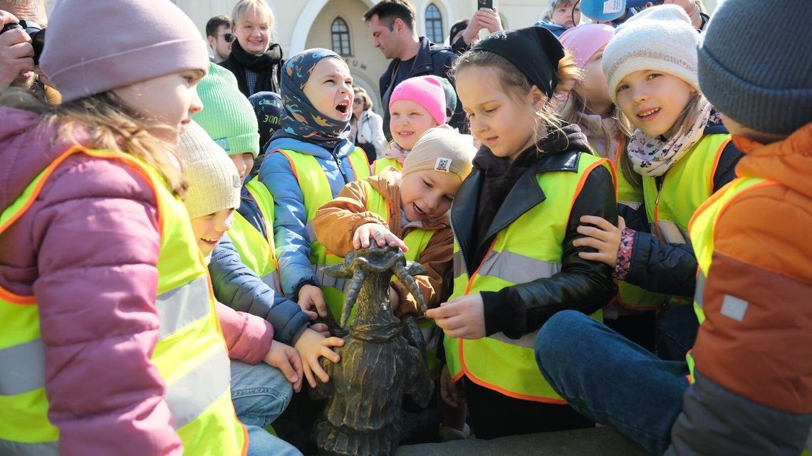 Malarz fresków i piękna złotniczanka - Koziołkowy Szlak Legend powiększył się o kolejnych rezydentów