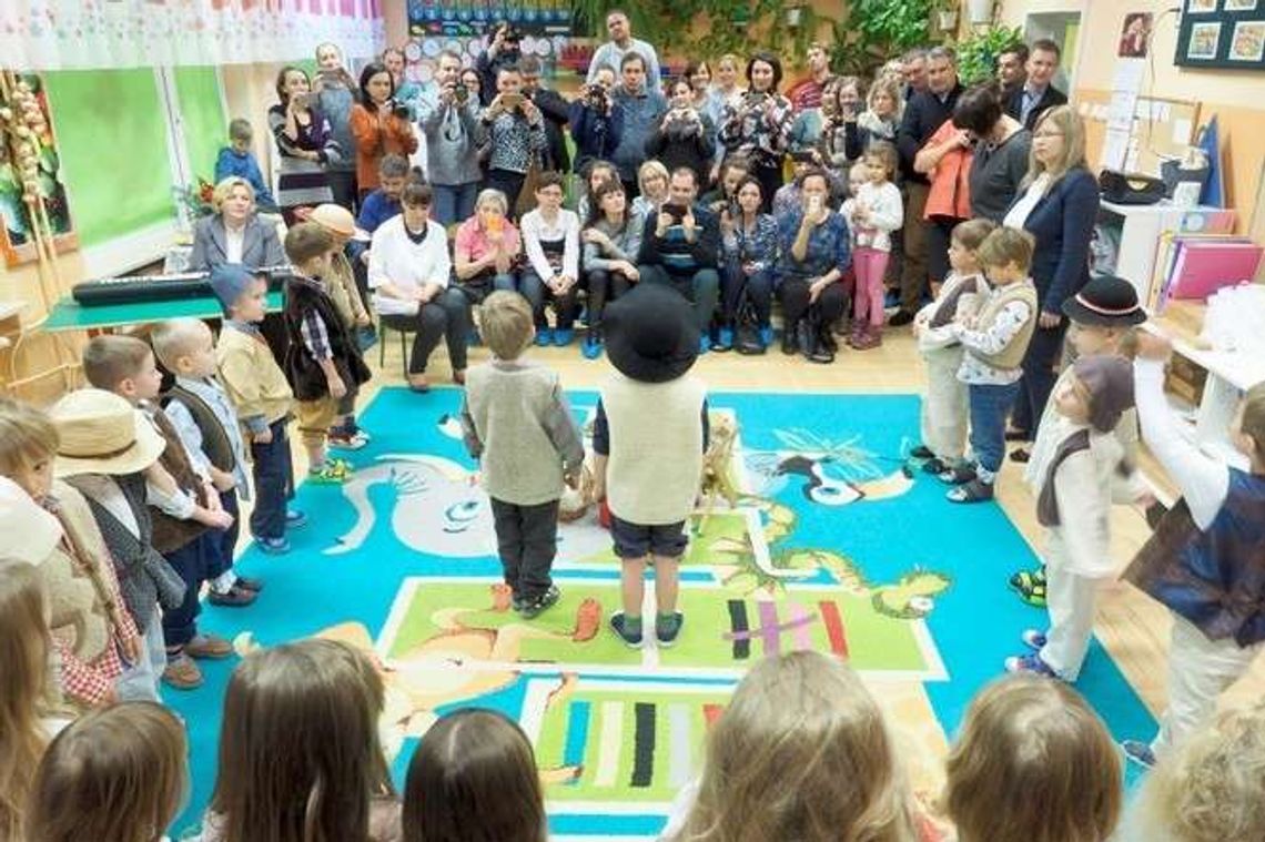 Małe jasełka. Przedszkolaki śpiewają kolędy, rodzice biją brawo