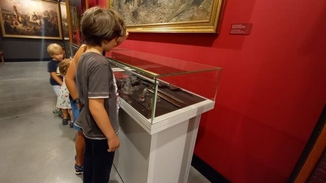 Mali i duzi wśród eksponatów. Muzeum Narodowe w Lublinie na wakacje