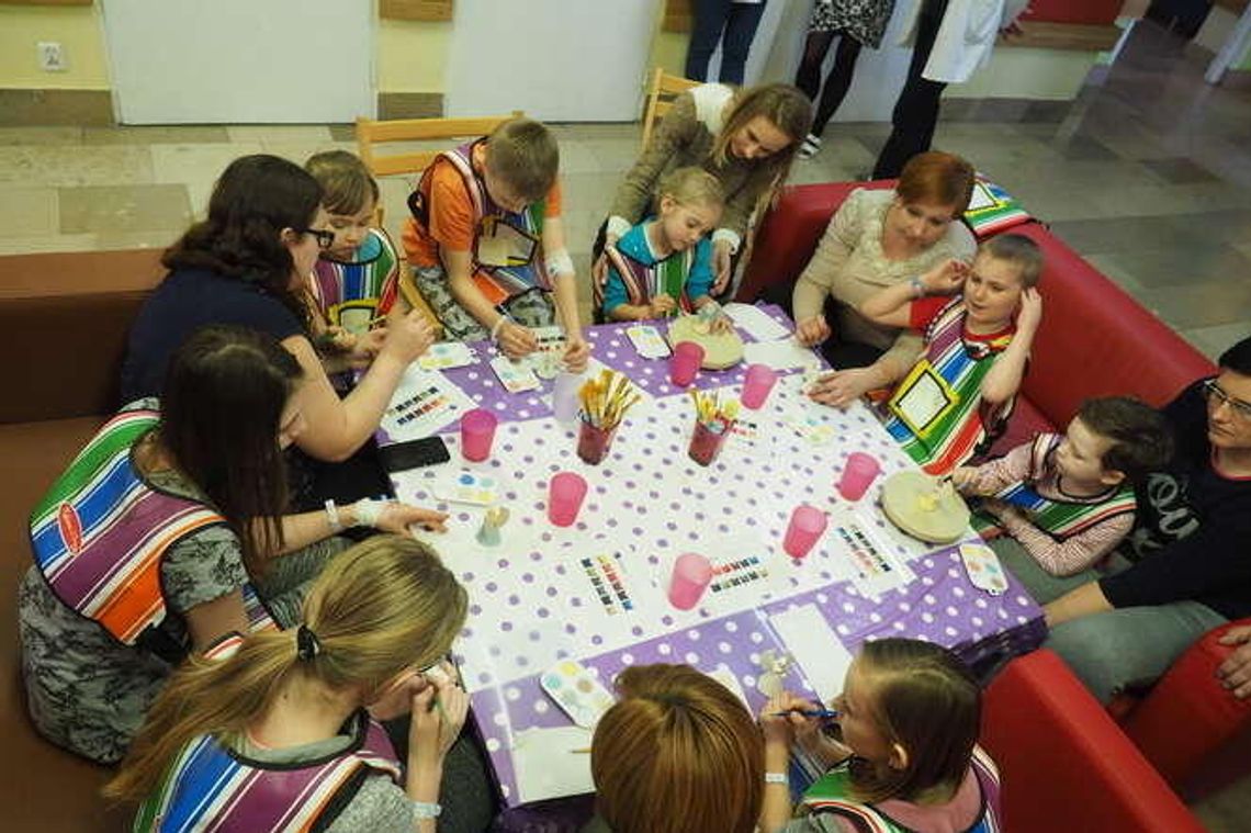 Mali pacjenci malowali gliniane aniołki Mali pacjenci malowali gliniane aniołki