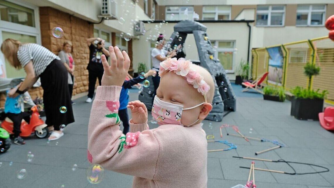 Mali pacjenci wychodzą na balkon. I... biorą urlop od choroby nowotworowej