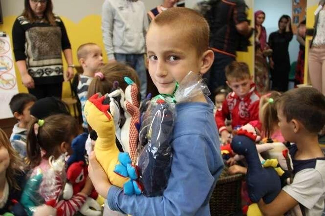 Mali uchodźcy dostali maskotki od skazanych Mali uchodźcy dostali maskotki od skazanych