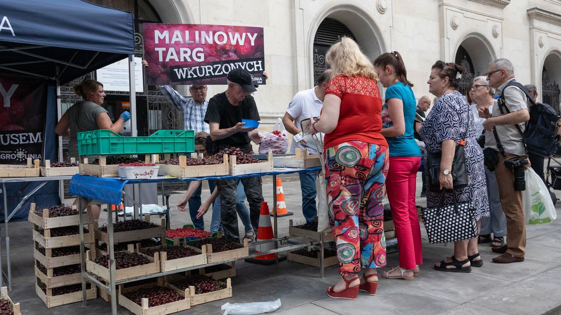 Malinowy targ wkurzonych pod ministerstwem. Jest zawiadomienie do CBA