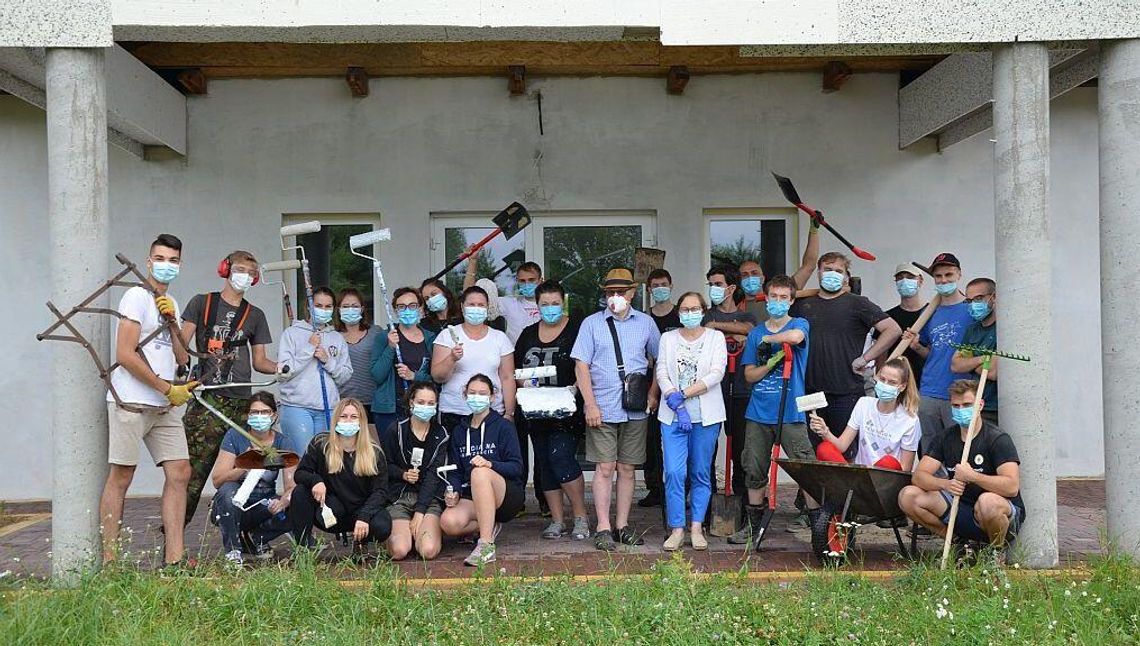 Malują, koszą, sprzątają. Wolontariusze we włodawskim hospicjum