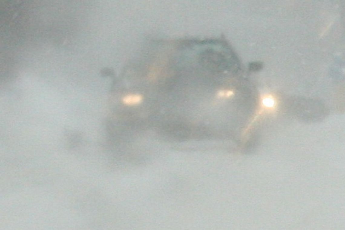 Małżeństwo z dzieckiem utknęło nocą w zaspie