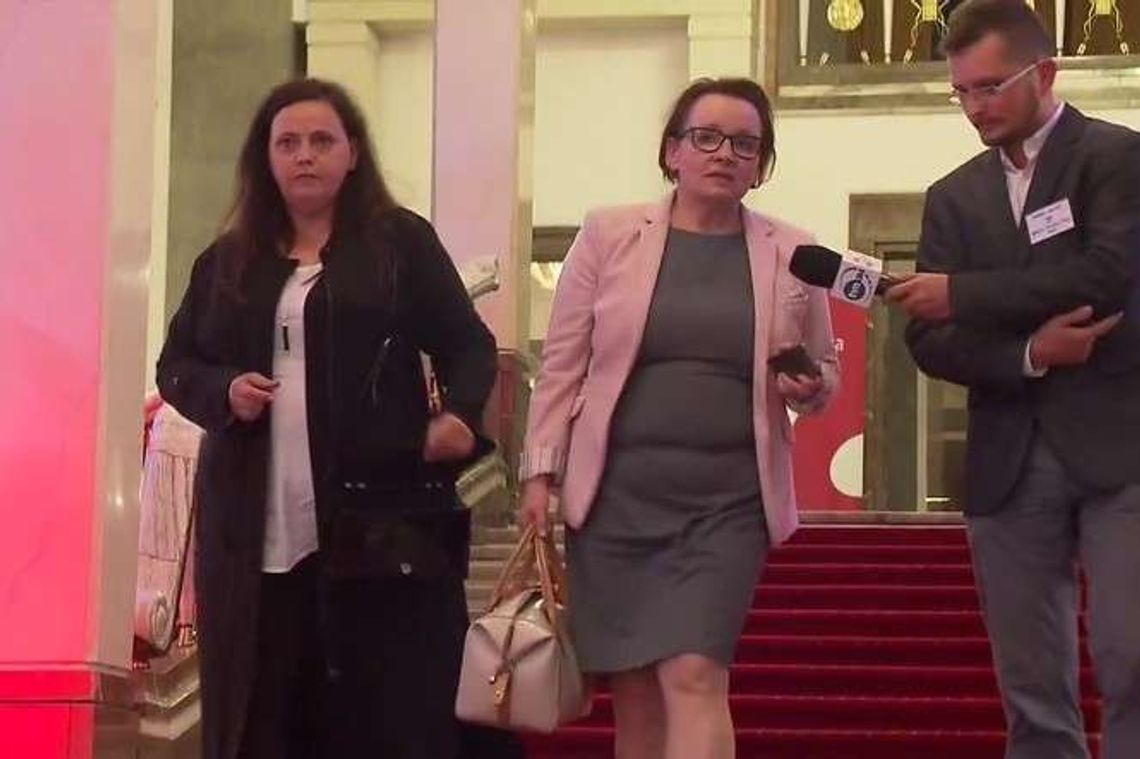 "Mam nadzieję, że wiele osób go obejrzy". Politycy po premierze filmu "Smoleńsk"