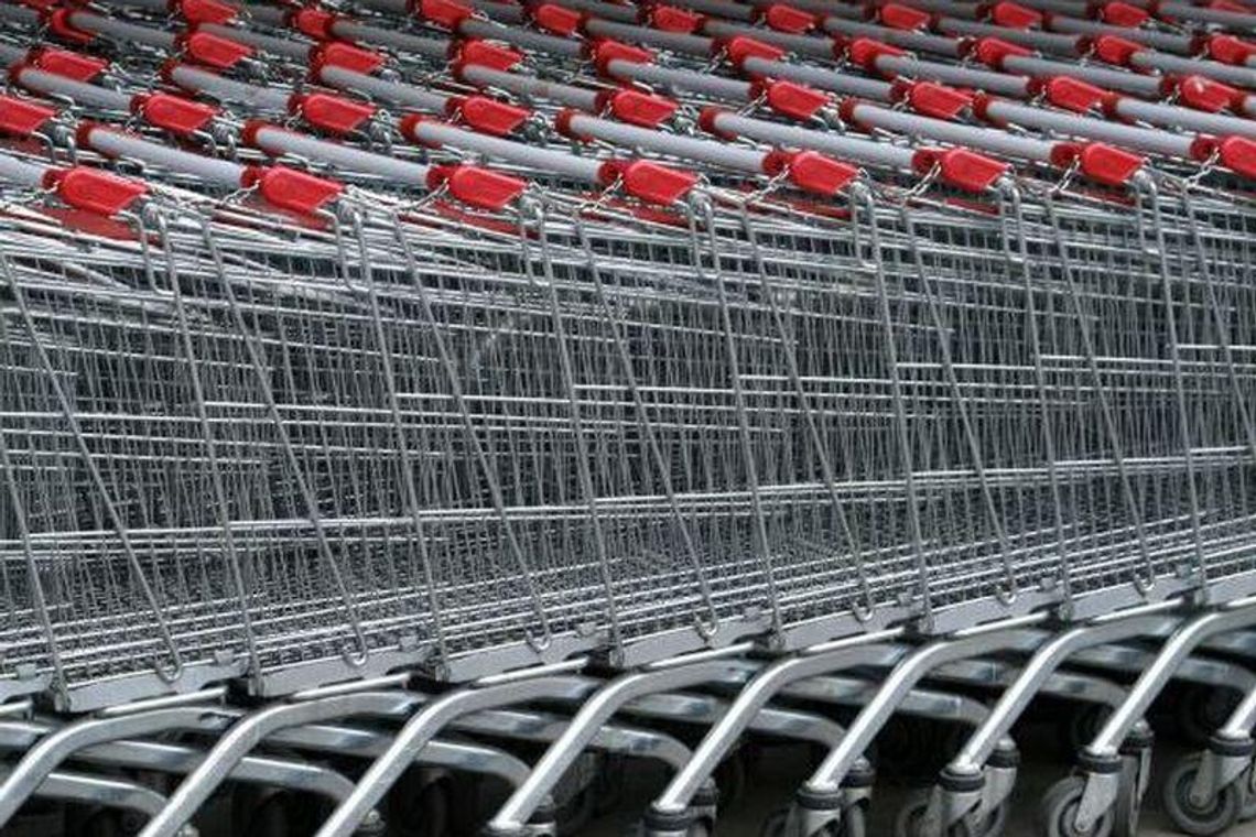 Mama z niemowlakiem w Tesco: Nie ma odpowiednich wózków sklepowych (list)