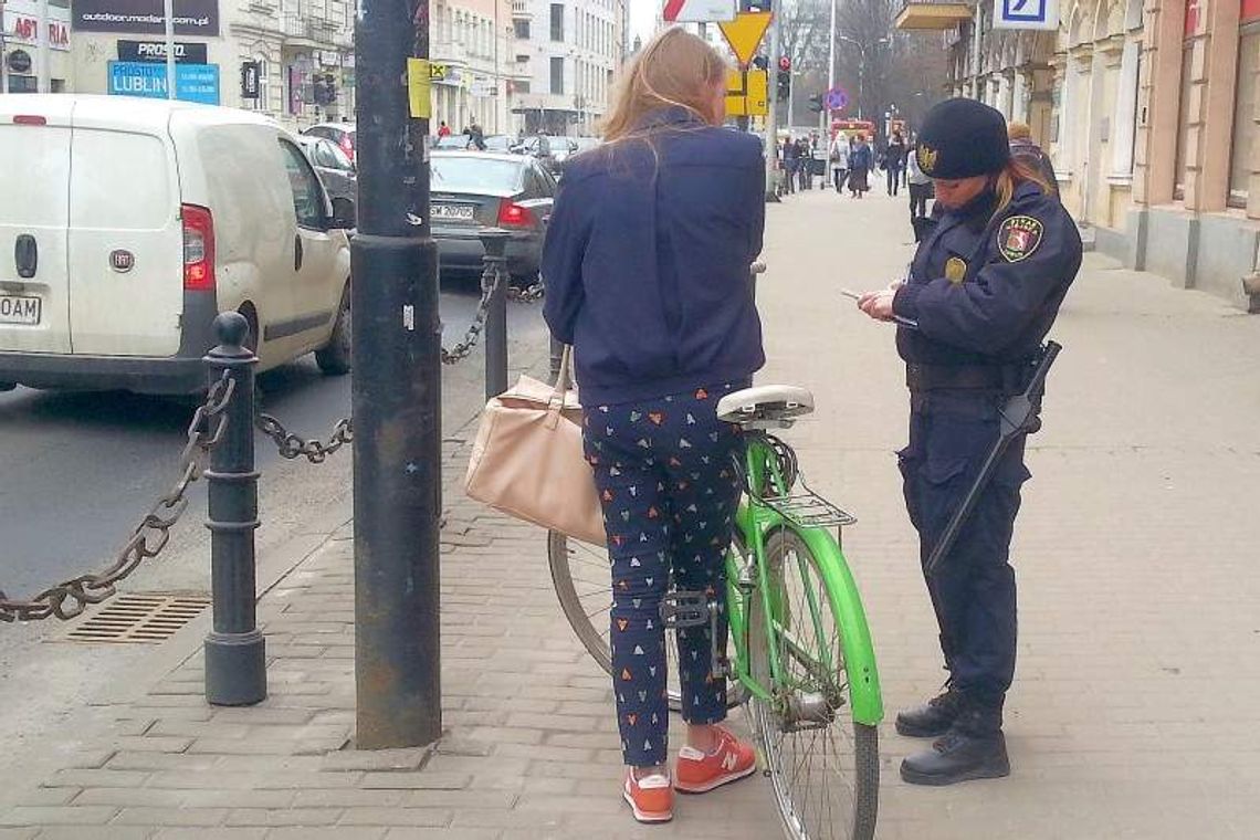 Mandaty dla rowerzystów za jeżdżenie po chodniku. Strażnicy ostrzegają Mandaty dla rowerzystów za jeżdżenie po chodniku. Strażnicy ostrzegają