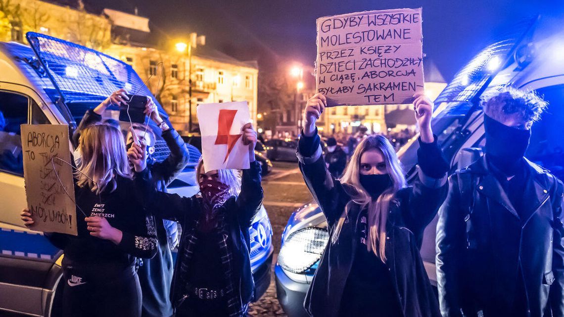 Mandaty i wnioski do sądu po marszach kobiet. W Świdniku 70-latek rzucił się na tajniaka
