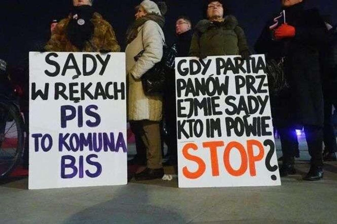 Manifestacja KOD. „13 grudnia – powtórka z historii” [zdjęcia]