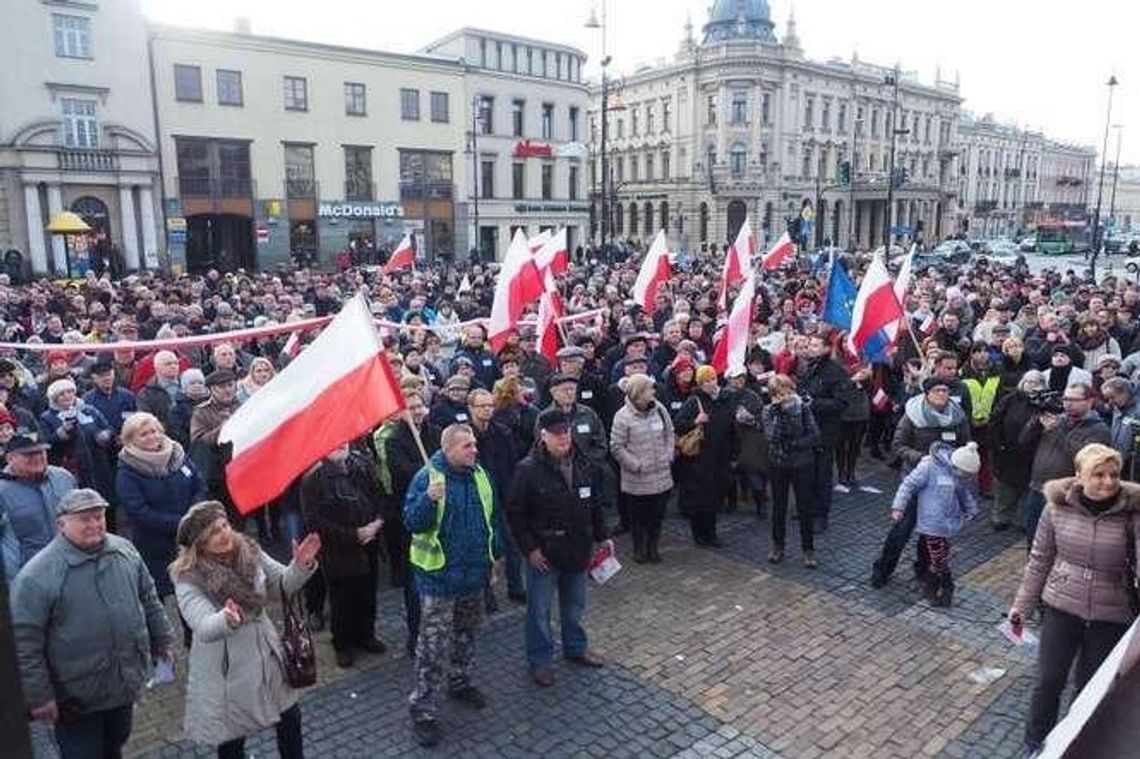 Manifestacja KOD w Lublinie. "Ktoś urządza demolkę w kraju, Polacy chcą żyć w spokoju"