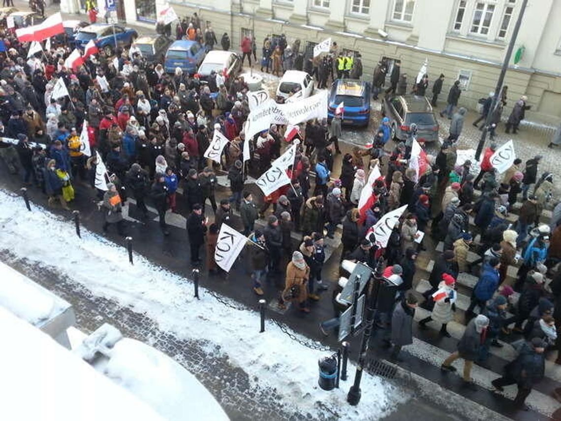 Manifestacja KOD w Lublinie: Marsz zakończył się na pl. Litewskim (zdjęcia)