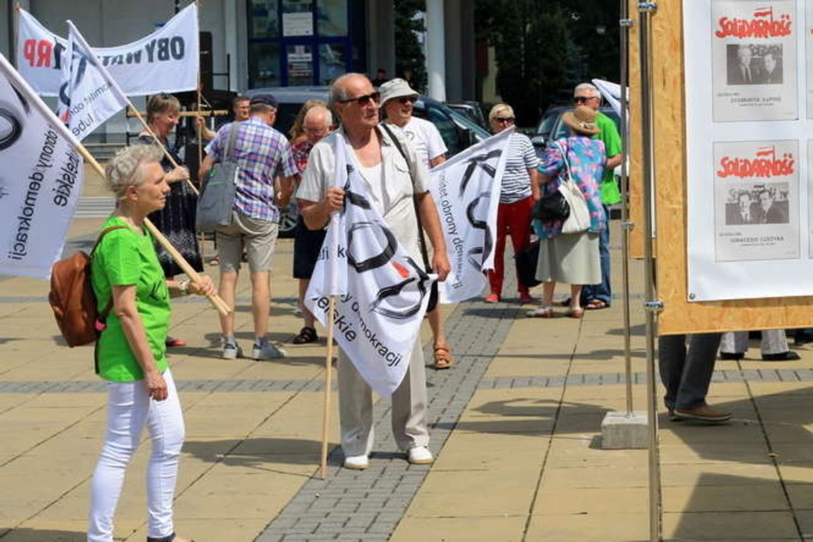 Manifestacja KOD w Puławach: Pokazali wystawę. Niewielkie zainteresowanie