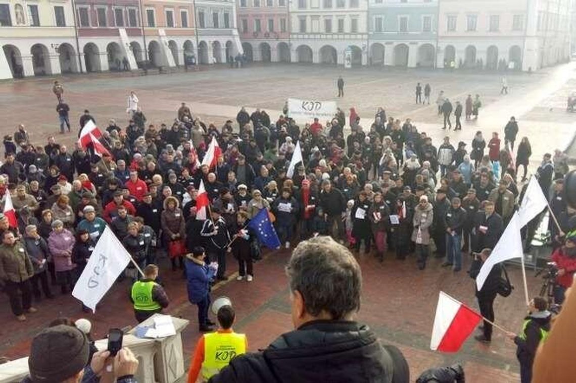 Manifestacja KOD w Zamościu: 300 osób na Rynku