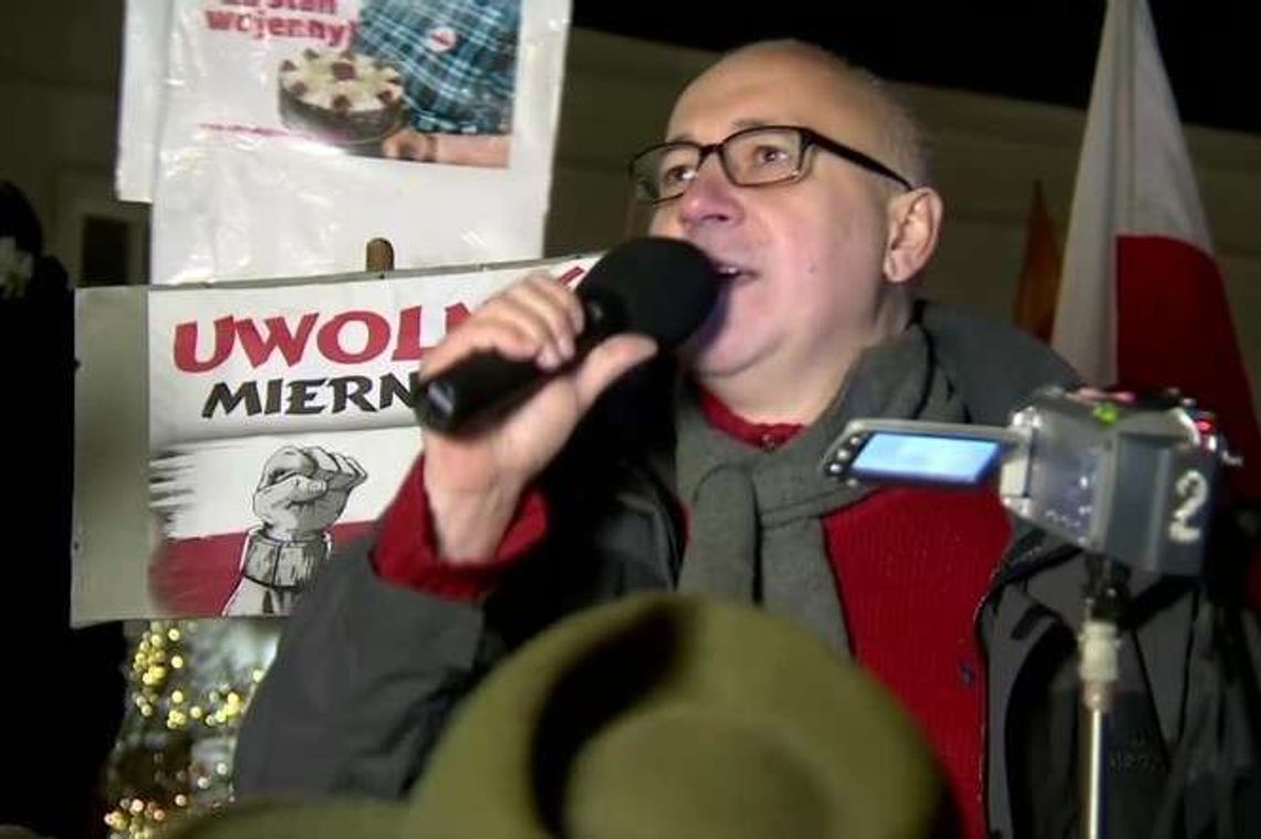 Manifestacja poparcia dla rządu PiS przed Pałacem Prezydenckim