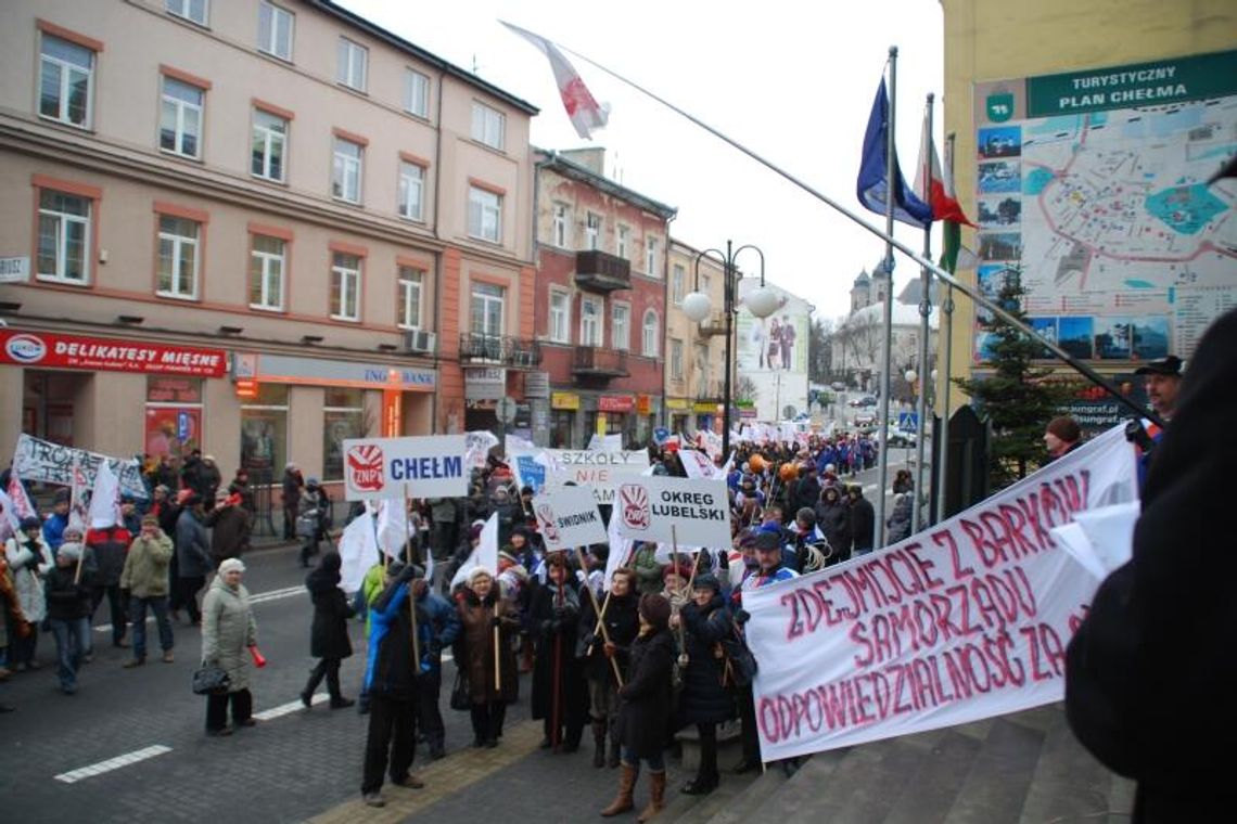 Manifestacja ZNP w Chełmie: Urzędy zlikwidujcie, nie szkoły! (zdjęcia)