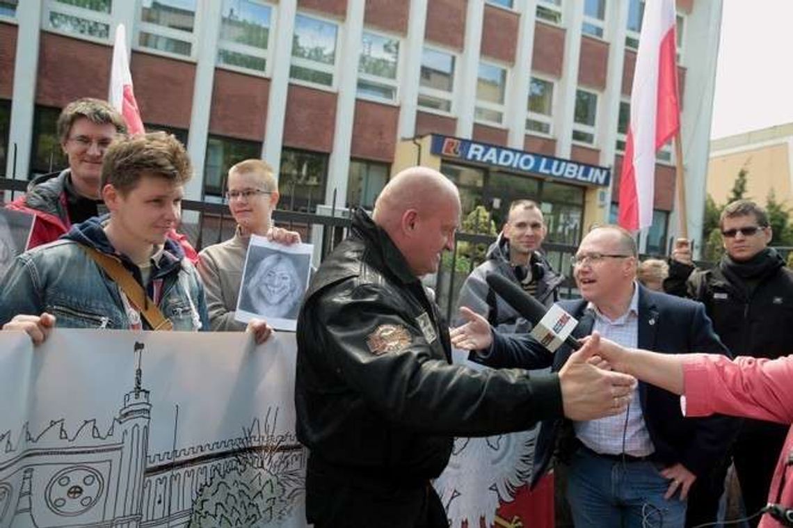 Marian Kowalski chce znowu występować w Radio Lublin. Pikieta przed rozgłośnią Marian Kowalski chce znowu występować w Radio Lublin. Pikieta przed rozgłośnią