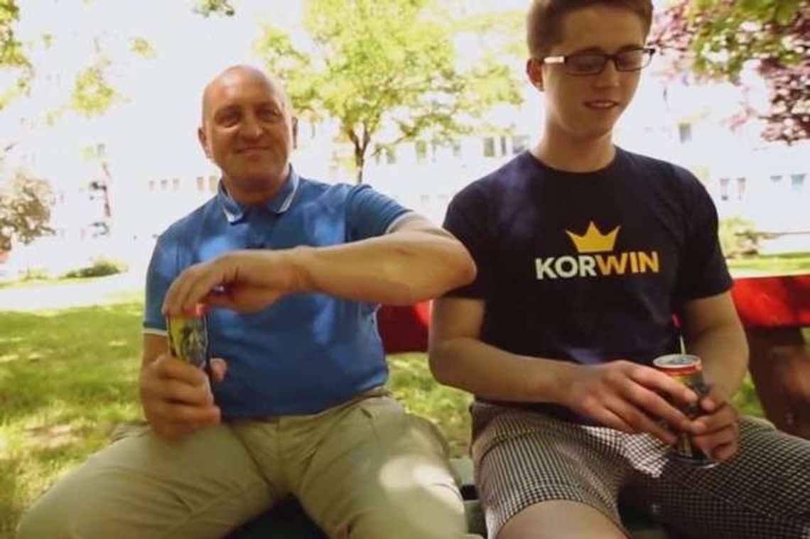 Marian Kowalski reklamuje napój energetyczny Korwina Marian Kowalski reklamuje napój energetyczny Korwina