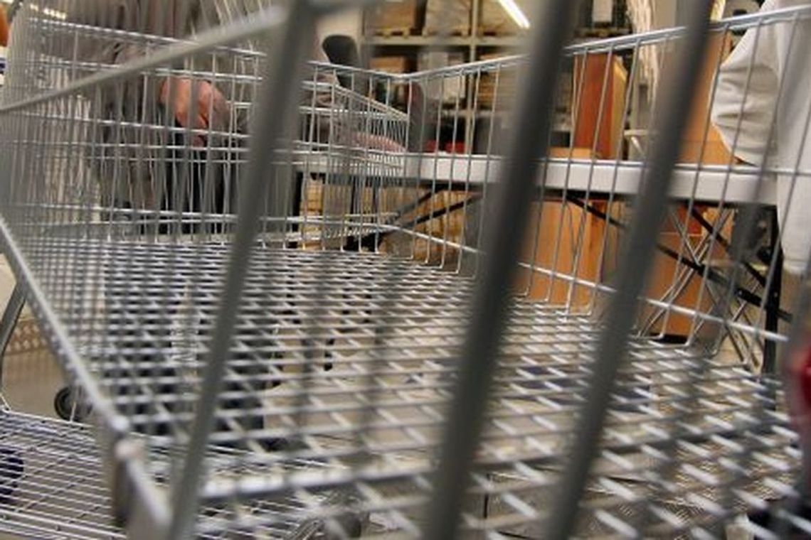 Market zrezygnował z ochrony. Kloszardzi i dresiarze sieją postrach