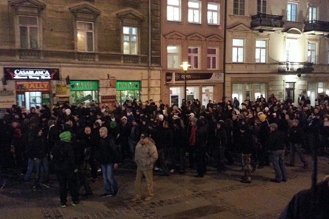 Marsz kibiców Motoru Lublin. Poszli pod Ratusz (zdjęcia, wideo)