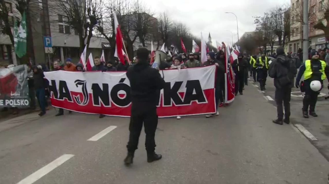 Marsz narodowców w Hajnówce z okazji Dnia Pamięci Żołnierzy Wyklętych. Przemarsz próbowali zakłócić Obywatele RP