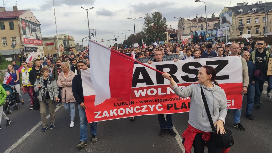 Marsz przeciwko "plandemii" w Lublinie. Mandaty za wulgaryzmy i brak maseczek