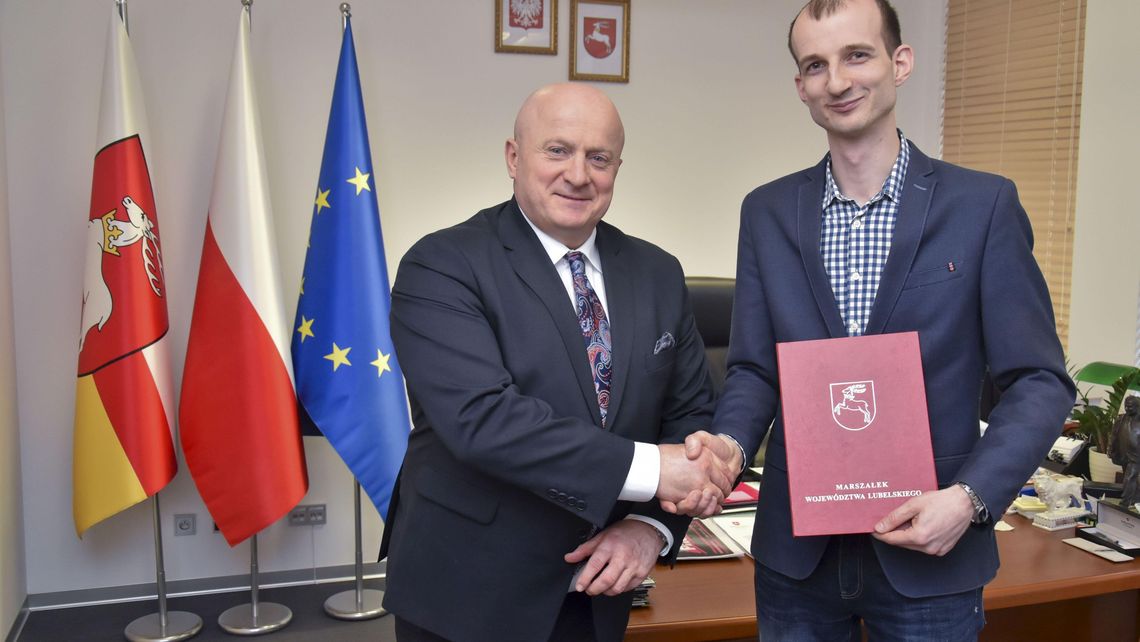 Marszałek nie powie, kogo sowicie wynagrodził. Prezes fundacji dostał elegancko oprawioną odmowę