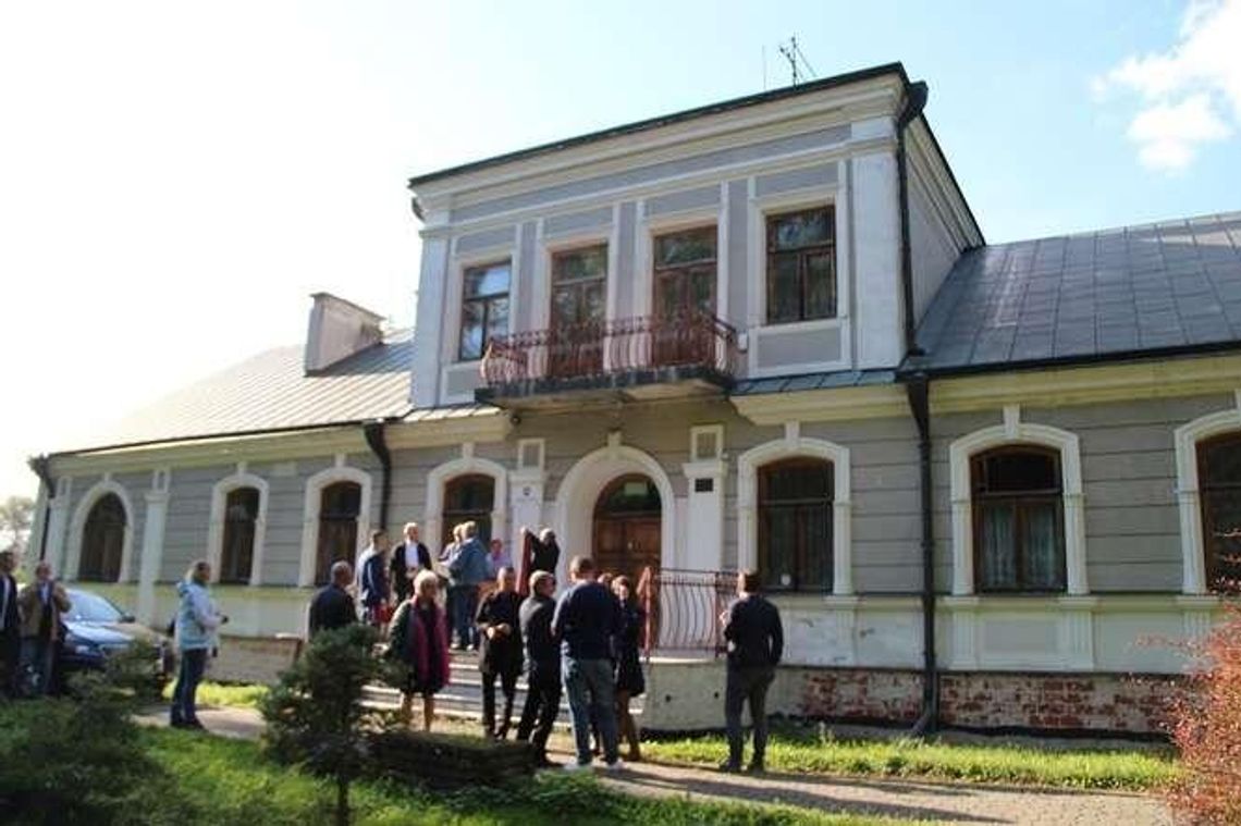 Marszałek przekazał XIX-wieczny dworek gminie. Co będzie w tym miejscu?