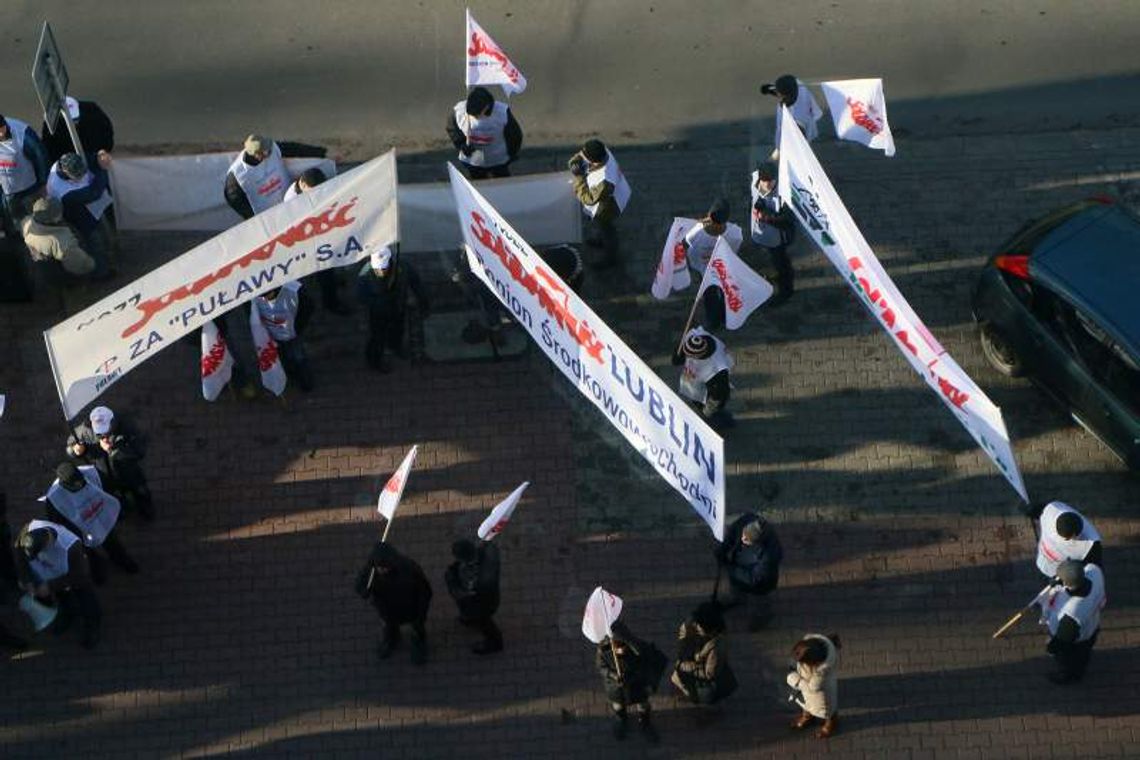 Marszałek wyszedł do związkowców. Protest zawieszony do 2 stycznia Marszałek wyszedł do związkowców. Protest zawieszony do 2 stycznia