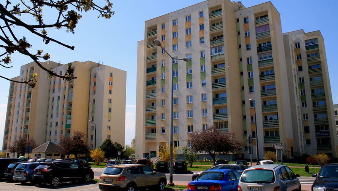 Martwe dusze przy klatkach schodowych. "Część nazwisk należy do osób, które od dawna nie żyją"