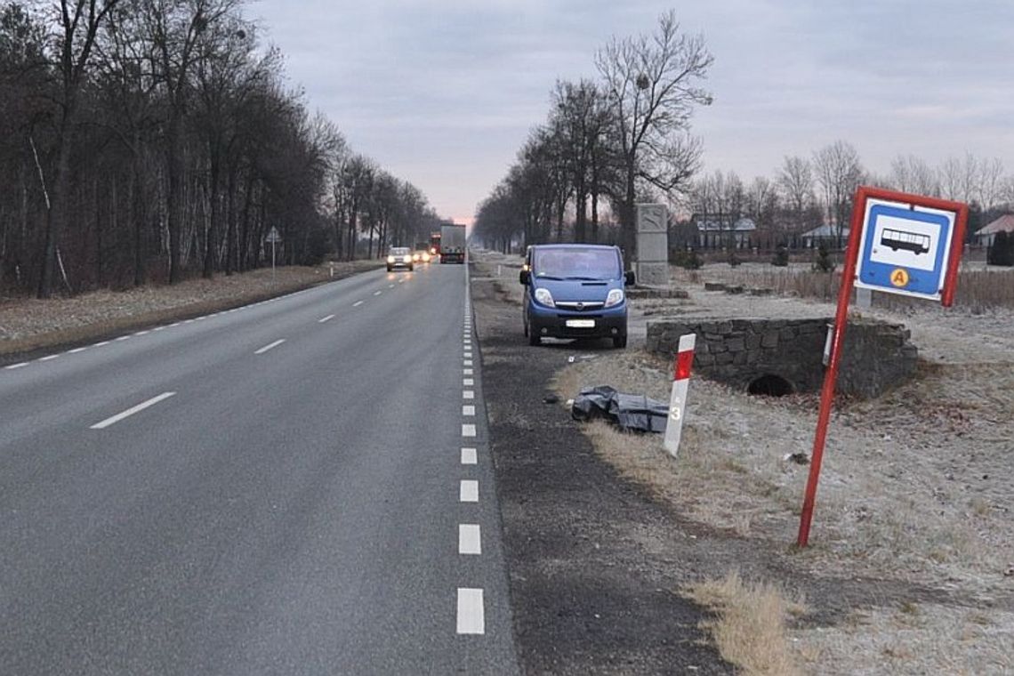 Martwy mężczyzna leżał przy drodze. Jak zginął?
