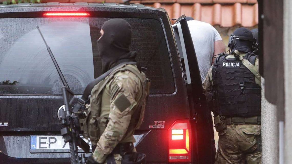 "Masa" usłyszał zarzuty w Lublinie. Wyłudzał kredyty i załatwiał pracę w policji? "Masa" usłyszał zarzuty w Lublinie. Wyłudzał kredyty i załatwiał pracę w policji?