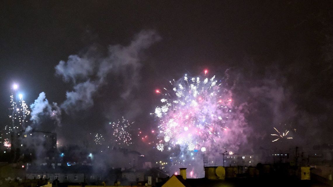 Maseczki, dezynfekcja, paszporty i dystans - rekomendacje na Sylwestra i Nowy Rok