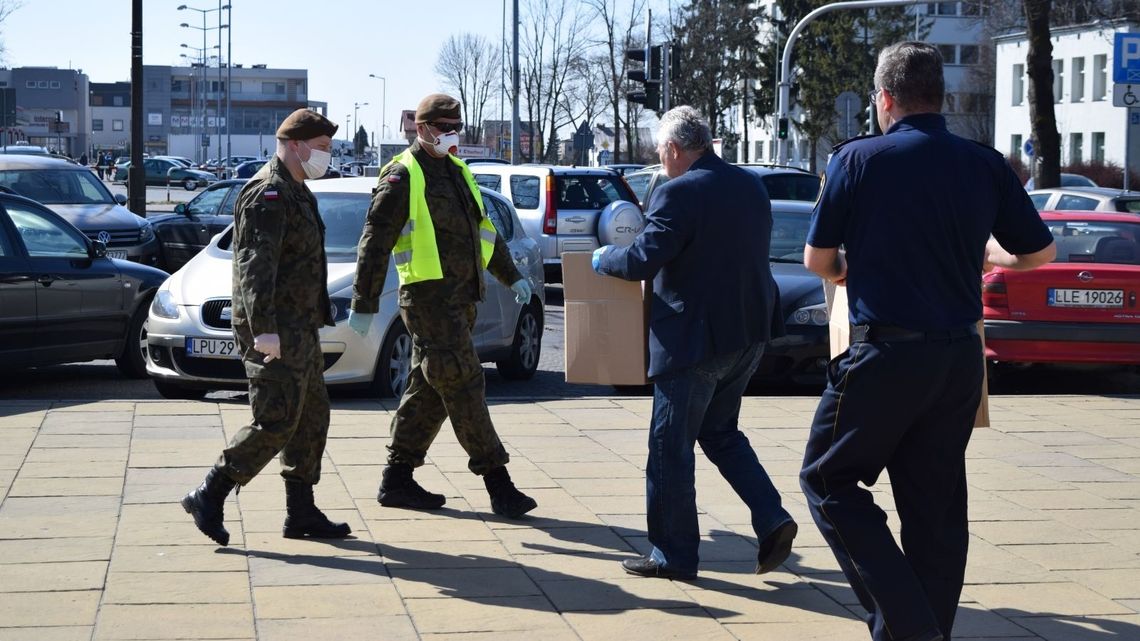 Maseczki ochronne już w Puławach. Mieszkańcy znajdą je w skrzynkach pocztowych Maseczki ochronne już w Puławach. Mieszkańcy znajdą je w skrzynkach pocztowych
