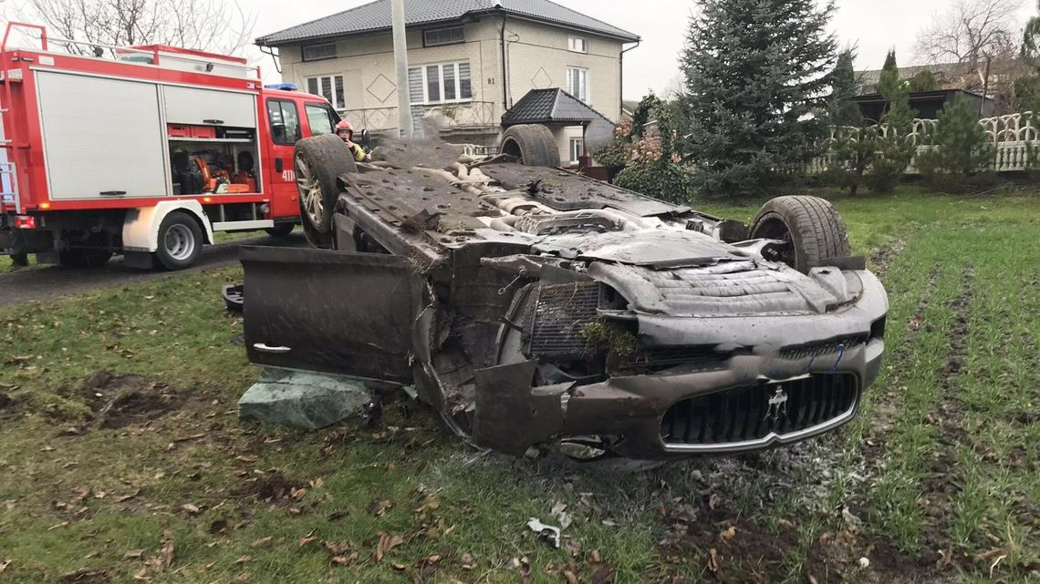 Maserati dachowało i stanęło w ogniu. Kierowca w szpitalu